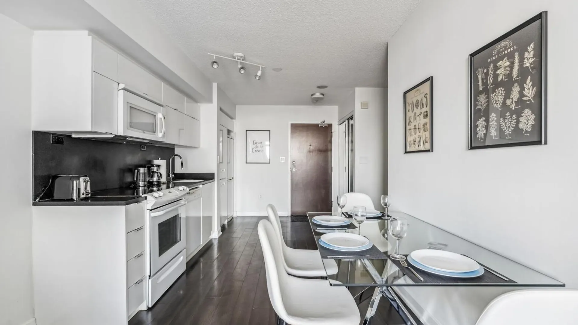 아파트 Elegant Condo, Toronto Views , Cityplace Downtown