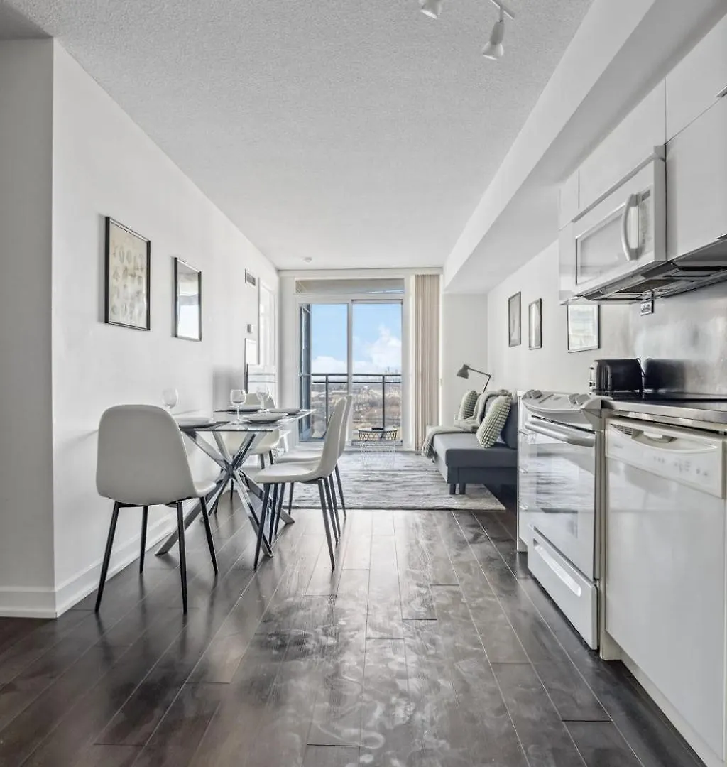 Elegant Condo, Toronto Views , Cityplace Downtown 0*,  캐나다