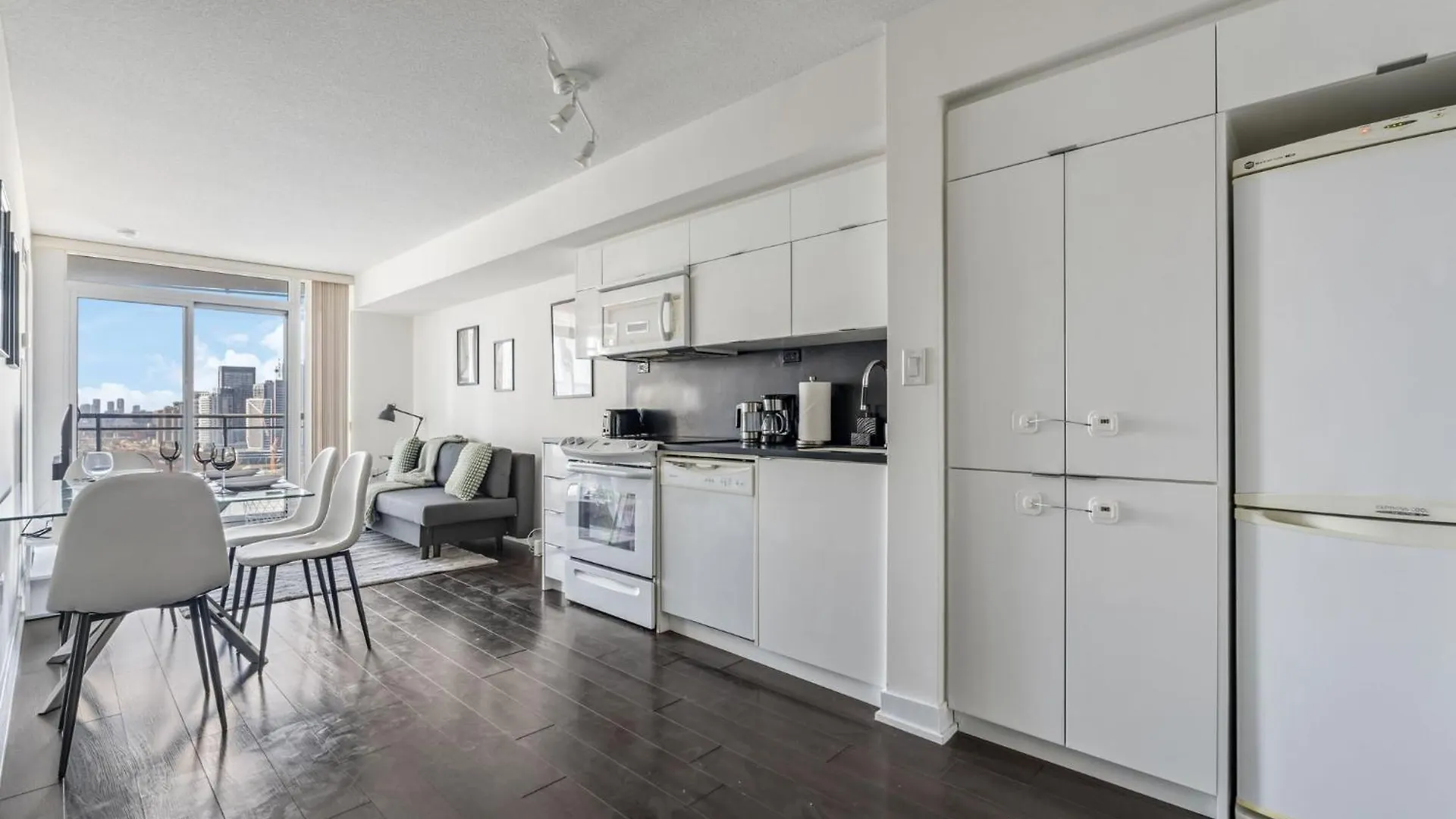 Elegant Condo, Toronto Views , Cityplace Downtown