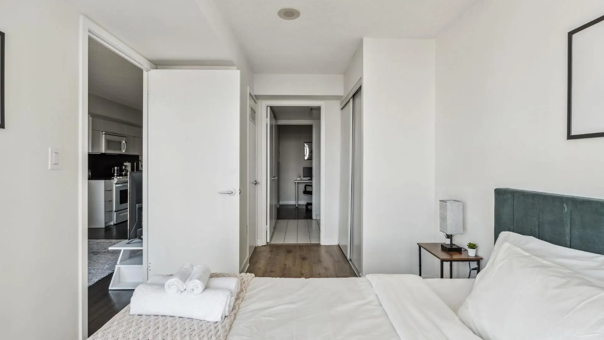 아파트 Elegant Condo, Toronto Views , Cityplace Downtown