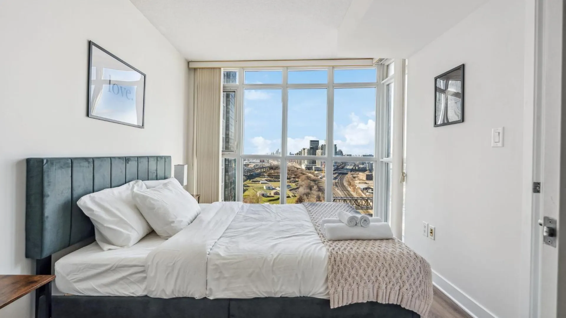 Elegant Condo, Toronto Views , Cityplace Downtown 아파트