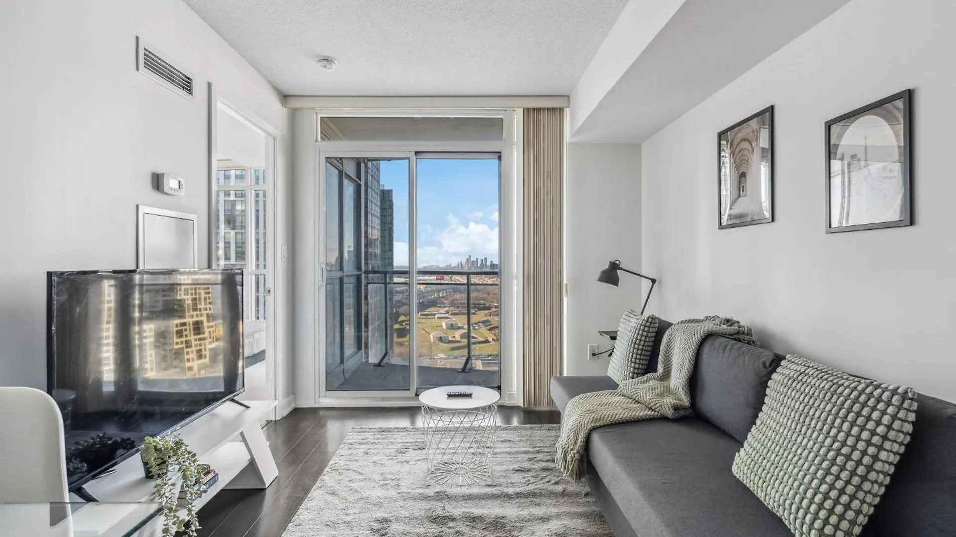 Elegant Condo, Toronto Views , Cityplace Downtown