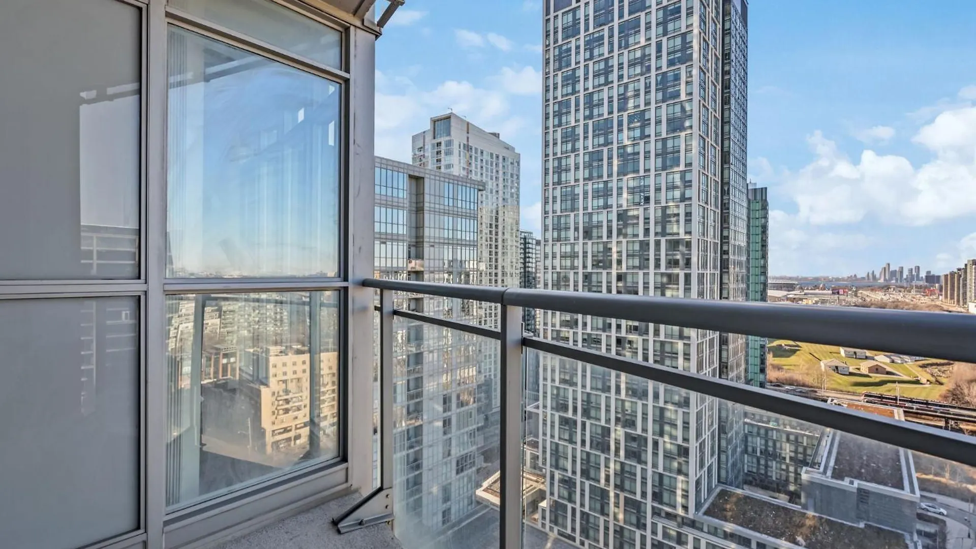 Elegant Condo, Toronto Views , Cityplace Downtown Canada