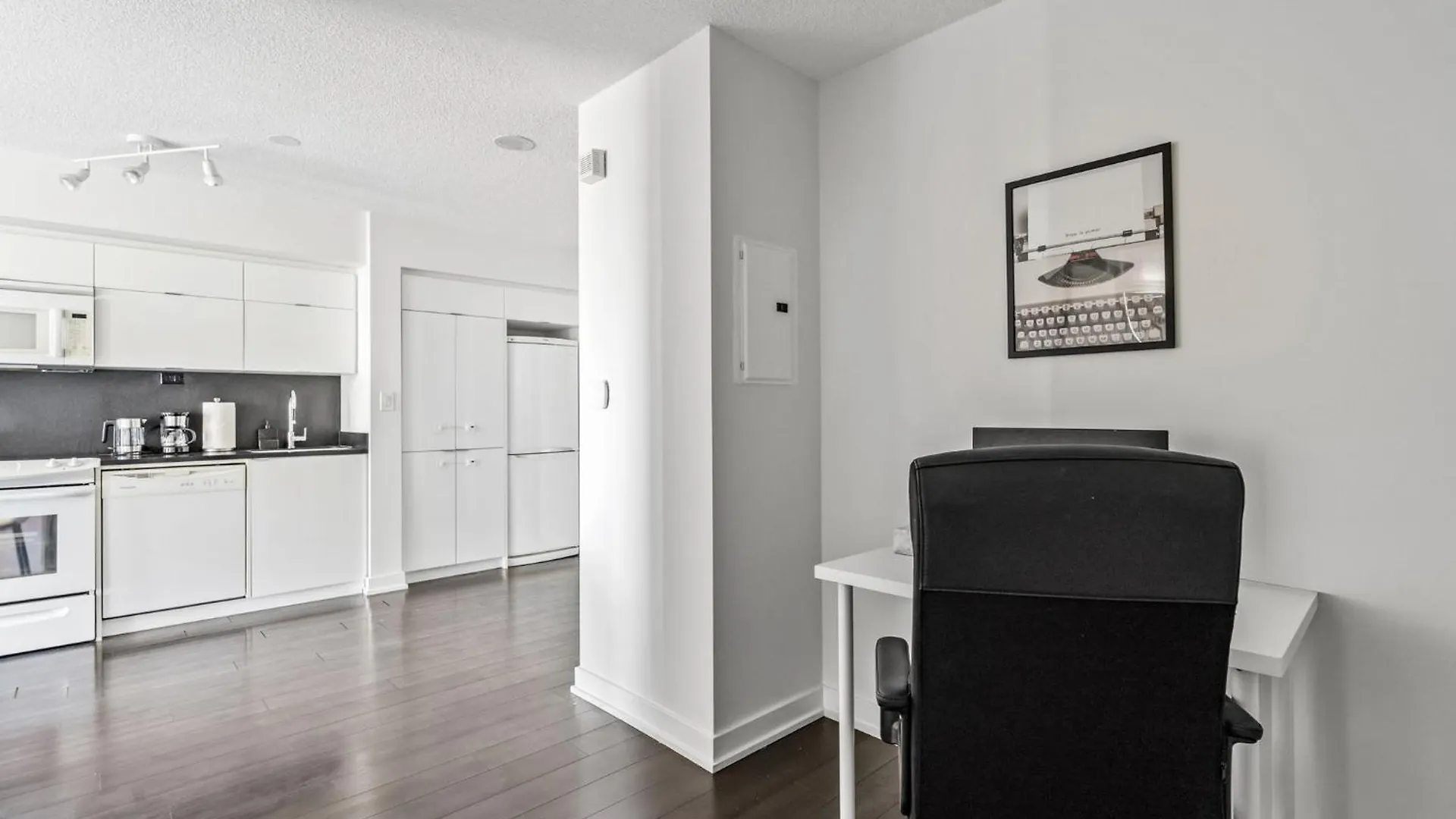 Elegant Condo, Toronto Views , Cityplace Downtown Apartment