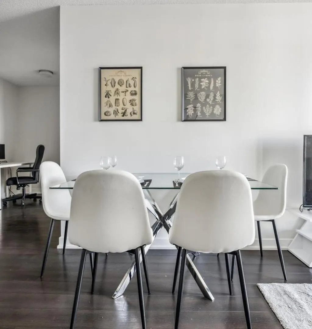 Elegant Condo, Toronto Views , Cityplace Downtown Apartment