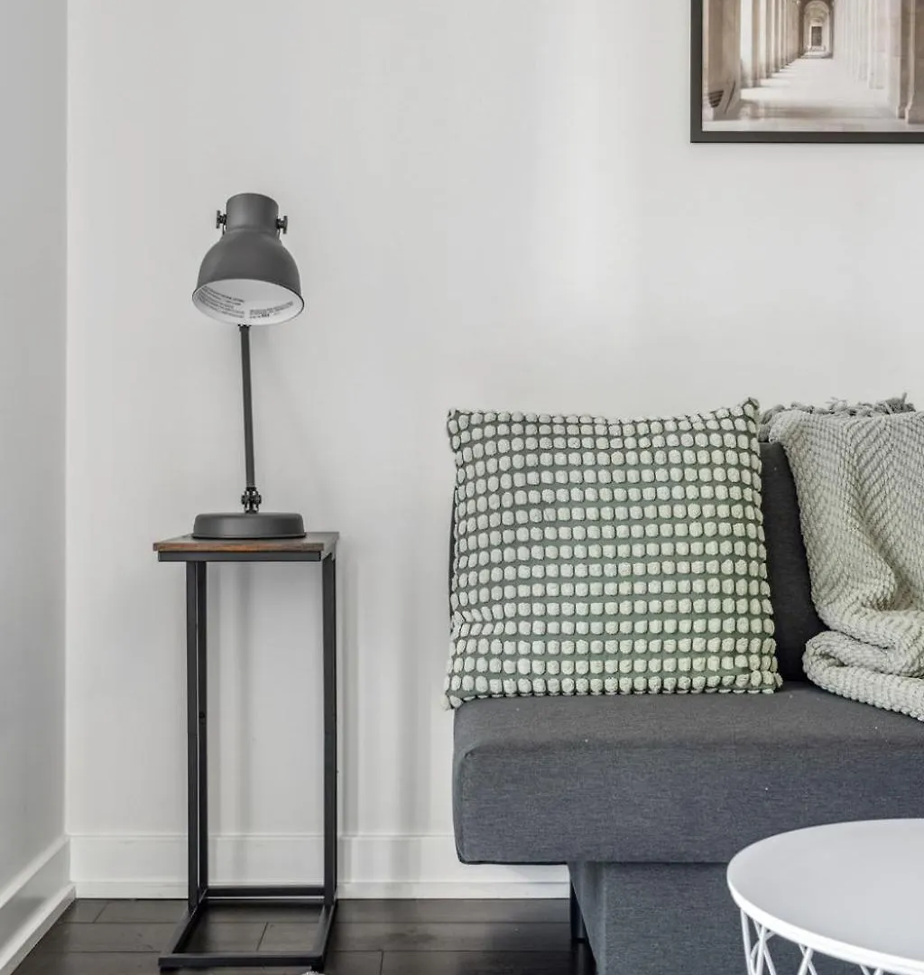 Elegant Condo, Toronto Views , Cityplace Downtown Apartment