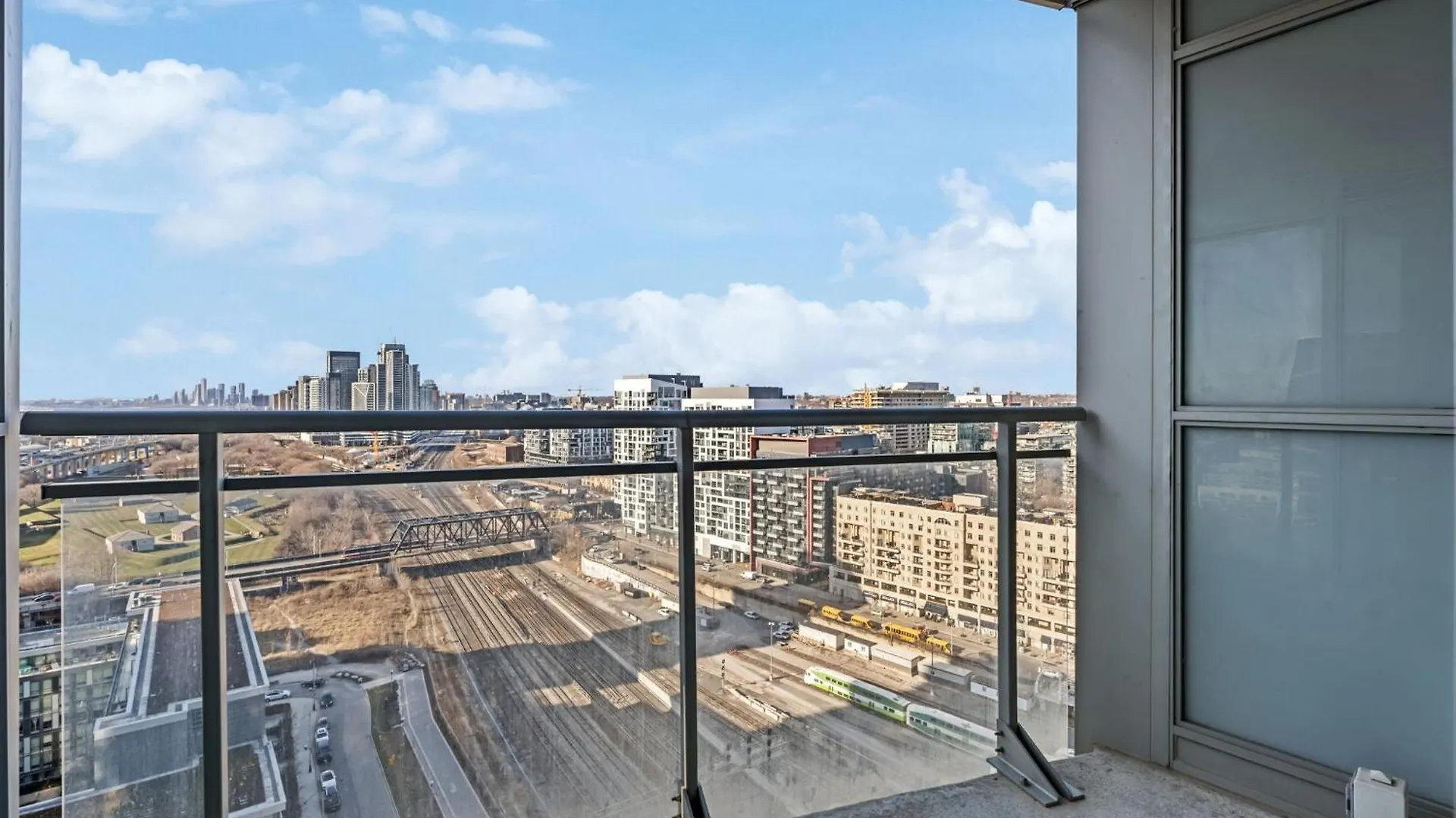 Elegant Condo, Toronto Views , Cityplace Downtown Apartment