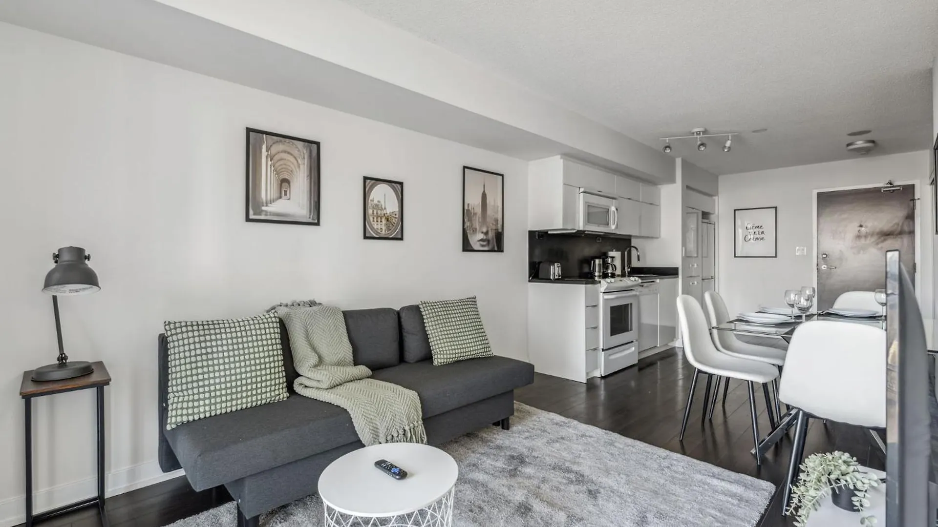 Elegant Condo, Toronto Views , Cityplace Downtown Apartment