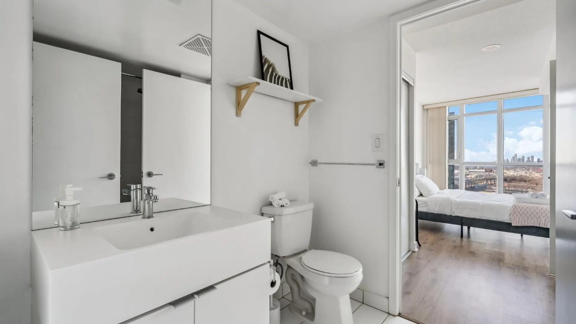 Elegant Condo, Toronto Views , Cityplace Downtown Apartment