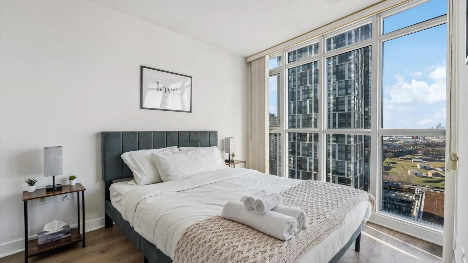 Elegant Condo, Toronto Views , Cityplace Downtown